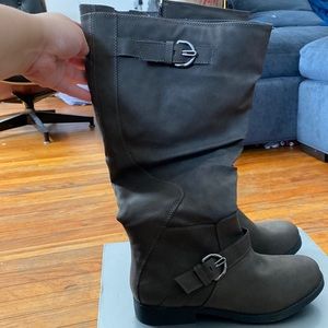 Below the knee boots in grey. In a wide fit.